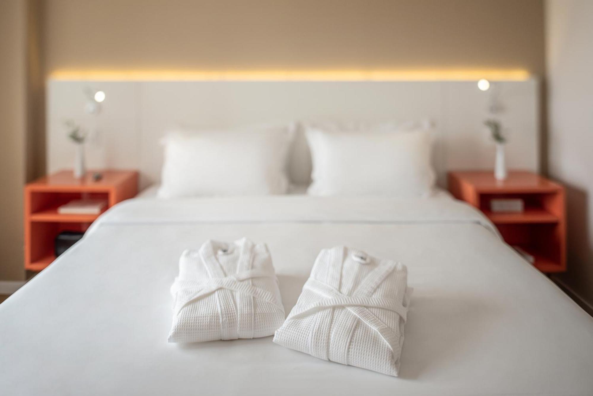 Premium Double - 1 Queen Bed